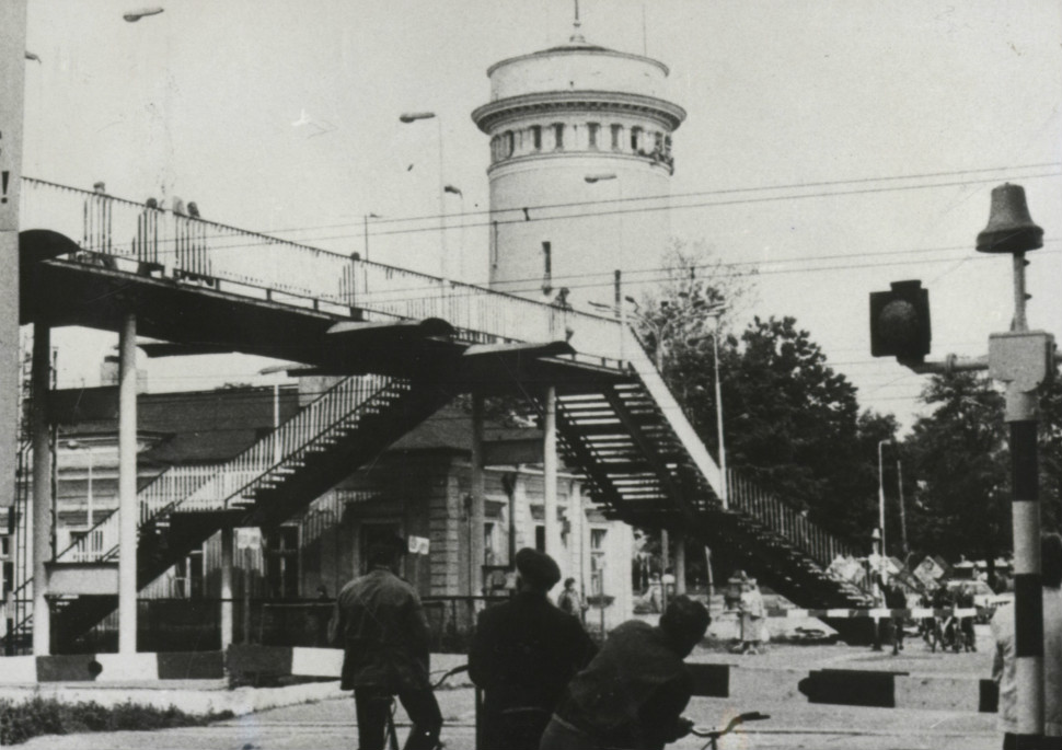 Fotografia przejazdu kolejowego w okolicach dworca w Piotrkowie